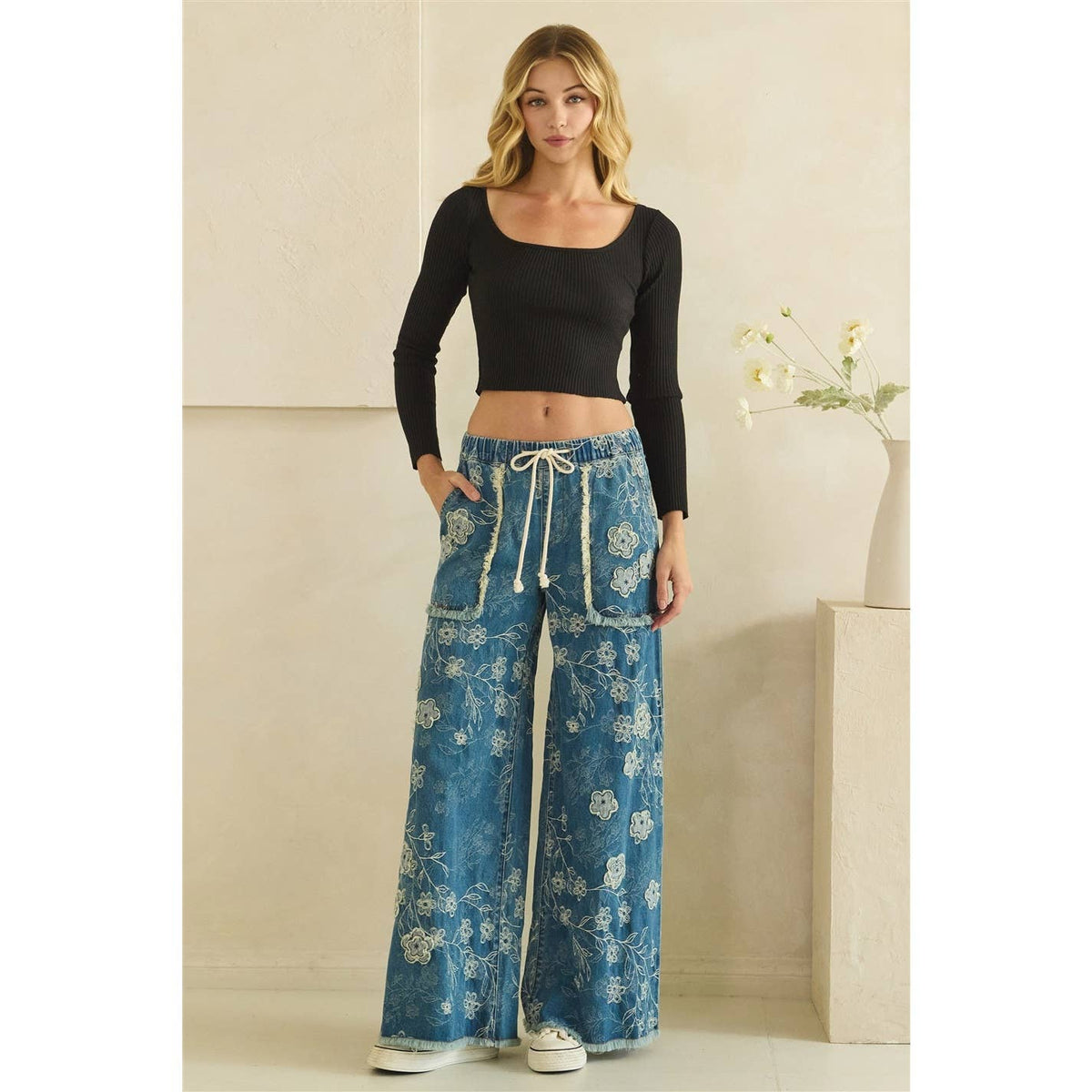 Oli&Hali - FLORAL PATCH EMBROIDERED DENIM PANTS