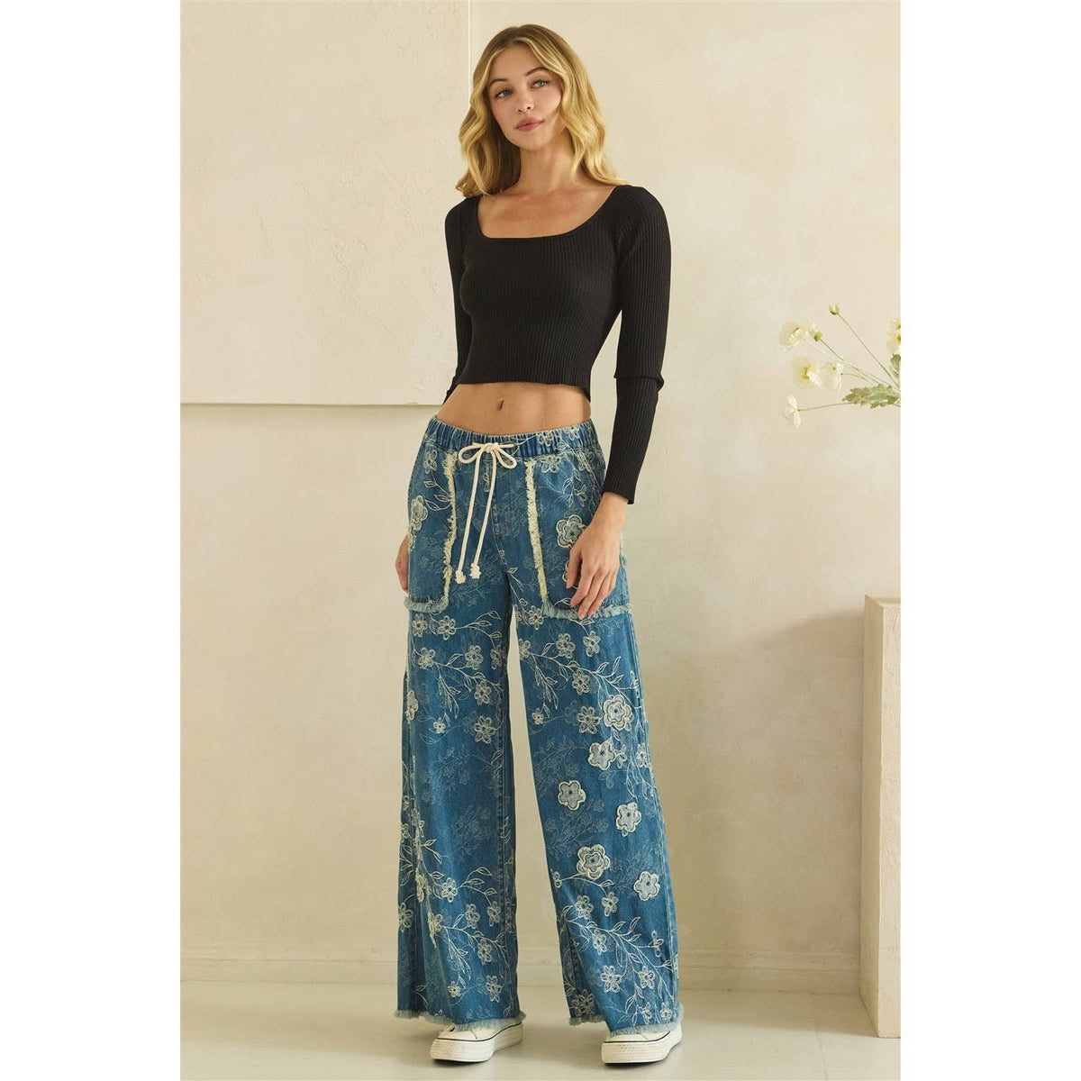 Oli&Hali - FLORAL PATCH EMBROIDERED DENIM PANTS